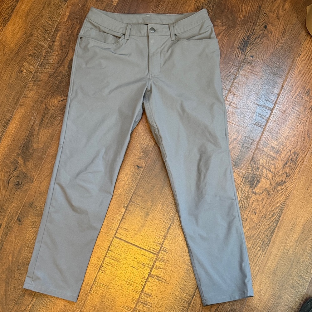 Excellent condition men’s Lululemon ABC pants in size 31W 30L